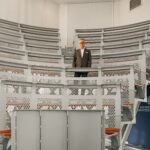 Univ.-Prof. Dr. Markus Müller, Rektor der Medizinischen Universität Wien, im historischen Hörsaal (Foto: CALL Magazine/Anna Raisa Illic)