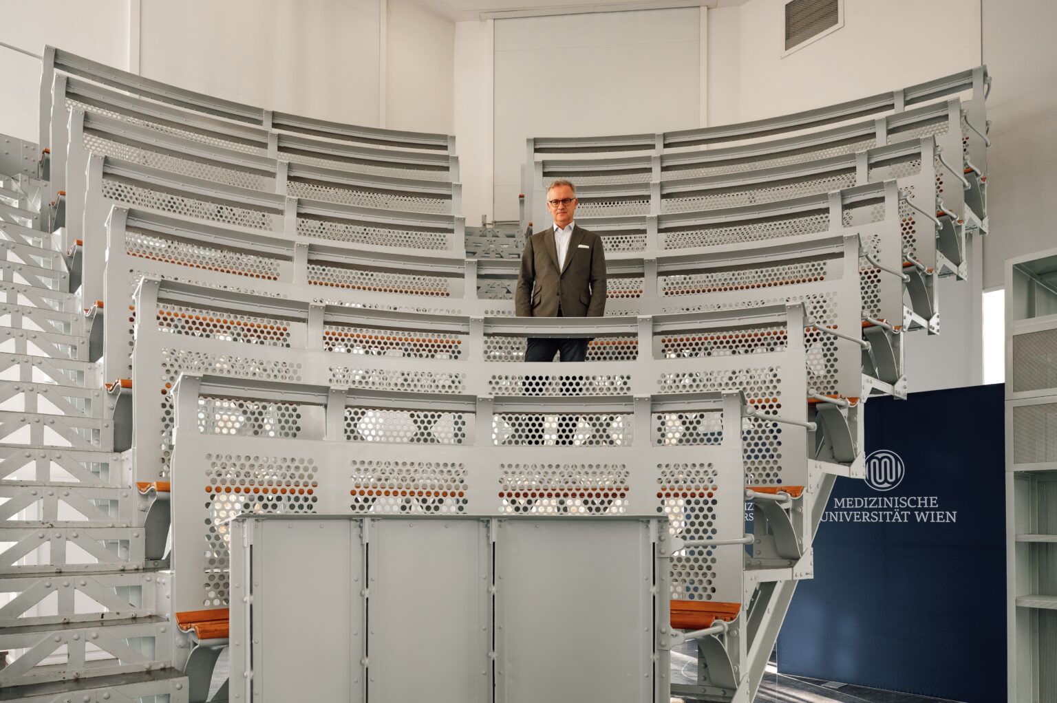 Univ.-Prof. Dr. Markus Müller, Rektor der Medizinischen Universität Wien, im historischen Hörsaal (Foto: CALL Magazine/Anna Raisa Illic)