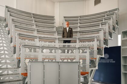 Univ.-Prof. Dr. Markus Müller, Rektor der Medizinischen Universität Wien, im historischen Hörsaal (Foto: CALL Magazine/Anna Raisa Illic)