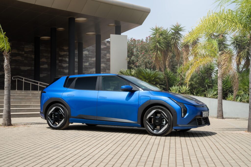EV4 in der Farbe Blue Flame (Foto: Kia)