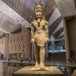 Das Grand Egyptian Museum bei Gizeh wurde Anfang November eröffnet und sieht sich als „Ägyptens neues Weltwunder“ (Foto: Shutterstock)