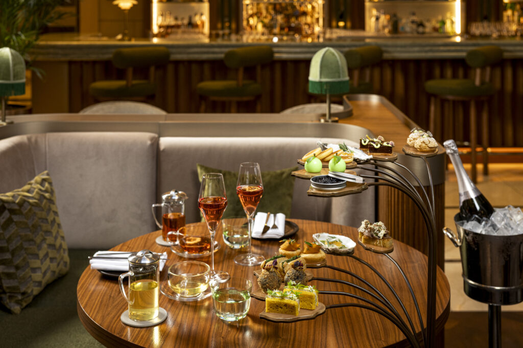 Kulinarische Genüsse, serviert auf einem Gusseisenbaum