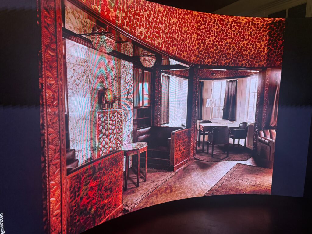 Durch KI in alten Originalfarben wieder zum Leben erweckt: Carl Witzmanns Wohn- und Spielzimmer auf überdimensionaler LED Wand