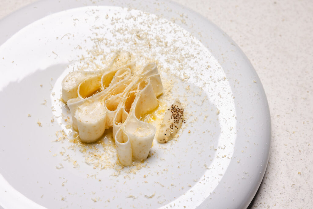 „Sellerie reif und jung“ zählt zu den bekanntesten Gerichten von Sebastian Frank. Eine Komponente des Selleries reift dafür ein ganzes Jahr (Foto: Florence Stoiber)