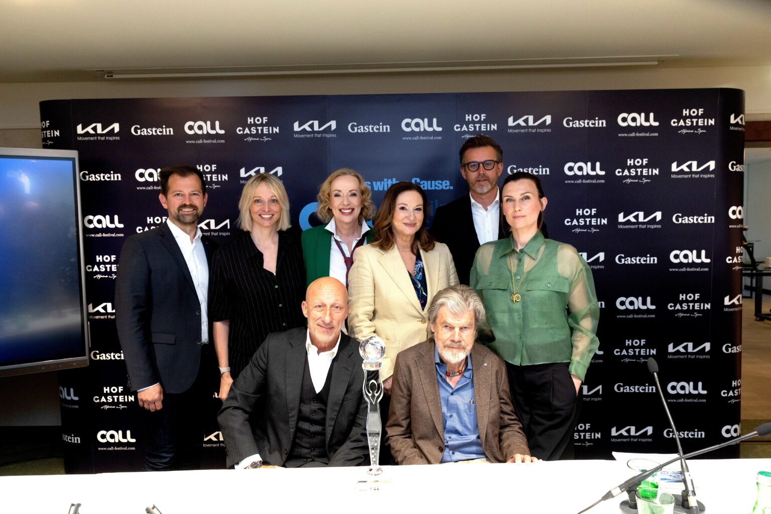 Jürgen Bess (GF Gasteinertal Tourismus), Eva Irnberger (GF TVB Bad Hofgastein), Festival-Gründerinnen Elisabeth Sereda & Christina Zappella-Kindel, Harald Hölzl (CEO Kia Austria), Diane Messer (stehend v.l.n.r.); Oliver Hirschbiegel (Festival-Präsident), Reinhold Messner (Foto: CALL Film Festival/Roland Unger)