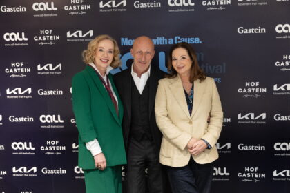 Die CALL Film Festival-Gründerinnen und -Direktorinnen Elisabeth Sereda (l.) und Christina Zappella-Kindel (r.), CALL-Herausgeberin, mit CALL Film Festival-Präsident Oliver Hirschbiegel (Foto: CALL/Roland Unger)
