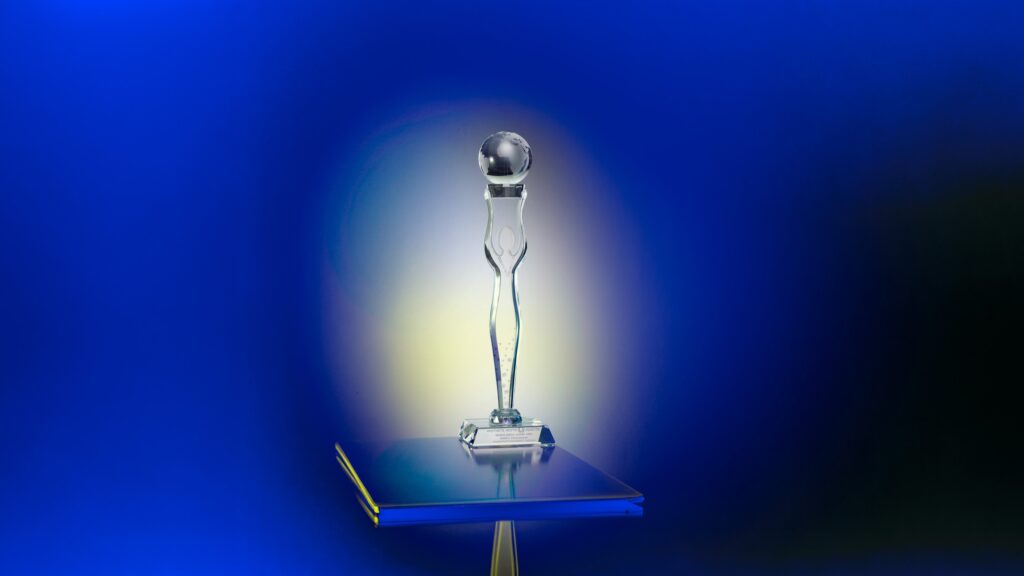 Die Jane, eine 45 Zentimeter hohe Statue auf einem hochglanzpolierten Prismensockel mit der Silhouette einer Frau, design von JOSKA in Bodenmais, ist der neue Filmpreis, der beim CALL Festival verliehen wird