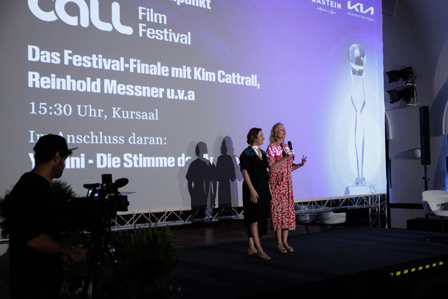 CALL Film Festival-Gründerinnen Christina Zappella-Kindel (l.) und Elisabeth Sereda auf der Bühne des Kursaals Bad Hofgastein