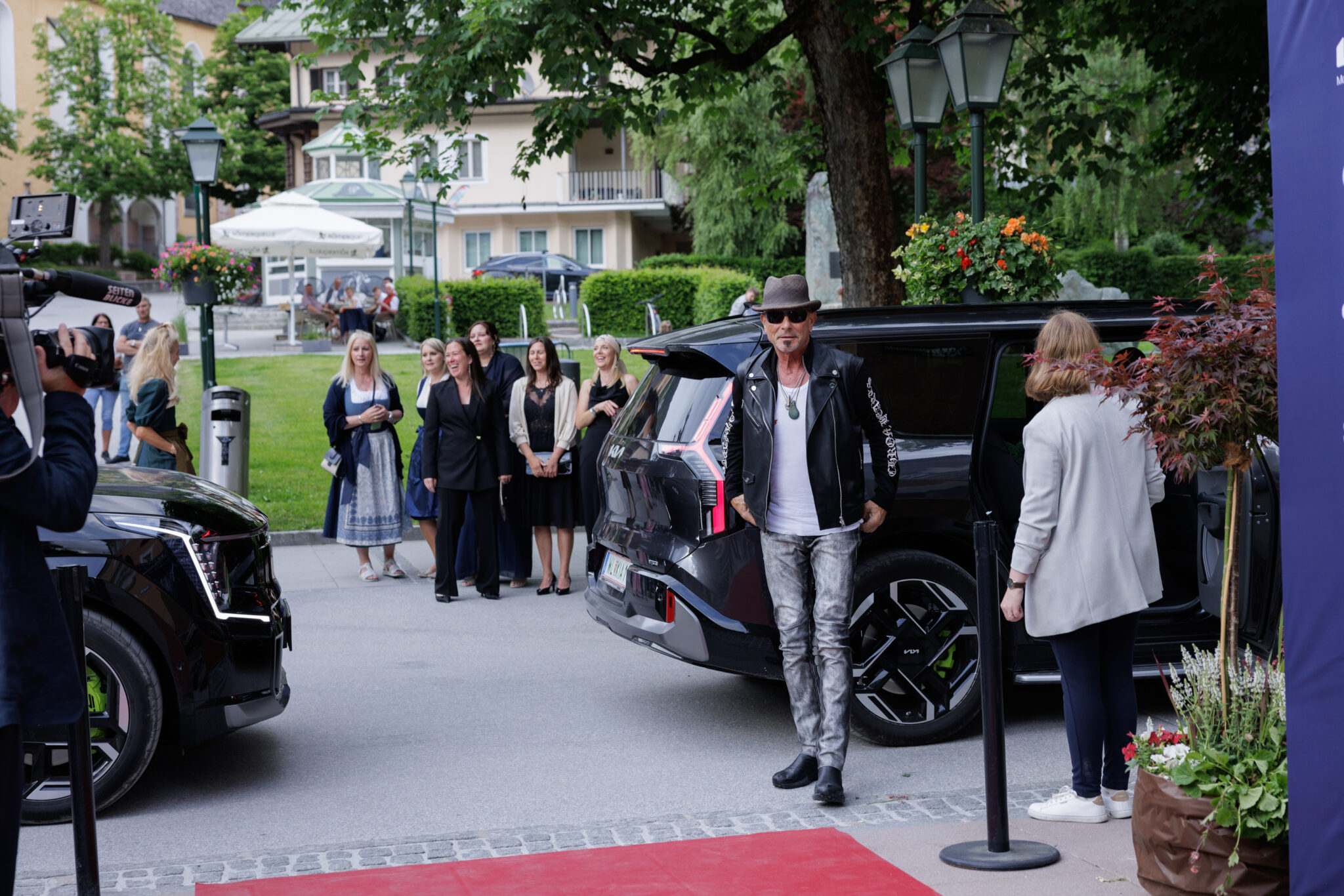 Rudolf Schenker von den Scorpions mit seinem neuen Lieblingsauto, dem Kia EV9