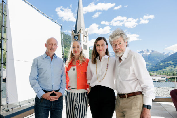 SOFATALKS: Regisseur Oliver Hirschbiegel (l.), Präsident des ersten CALL Film Festivals, SOFATALKS-Moderatorin Lilian Klebow, Diane und Reinhold Messner in Bad Hofgastein