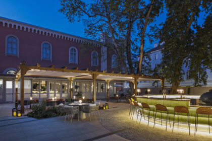 Imperial Riding School: Im Elstar Garten, Wiens größtem innerstädtischen Privatgarten, werden von Donnerstag bis Samstag Grillgerichte und kühle Drinks serviert.