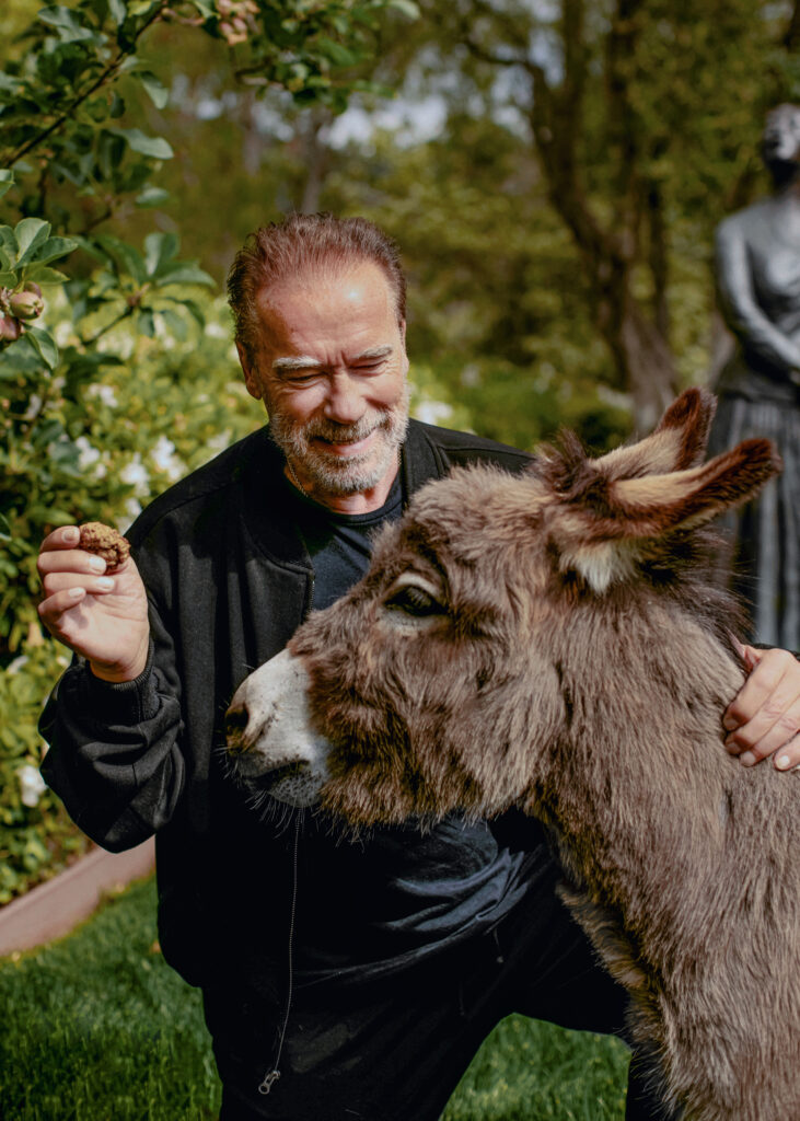 Arnold Schwarzenegger mit seinem Esel Lulu, 2021 (Foto: Tracy Nguyen/TASCHEN)
