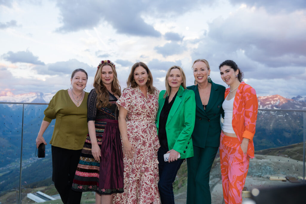 Spontane Bilder auf der Schlossalm auf 2.066 Meter Seehöhe: Kim Cattrall mit Journalistin Gini Brenner, Designerin Niki Osl, den CALL Film Festival-Gründerinnen Christina Zappella-Kindel und Elisabeth Sereda und Schauspielerin Clara Lou Kindel (v.l.n.r.)