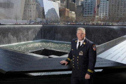 Deputy Chief Jay Jonas vom Fire Department New York (FDNY), einer der großen Helden des 11. September, am 9/11 Memorial in New York (Foto: David Lubarsky) I Deputy Chief Jay Jonas of the New York Fire Department (FDNY), one of the great heroes of September 11, at the 9/11 Memorial in New York (Photo: David Lubarsky)