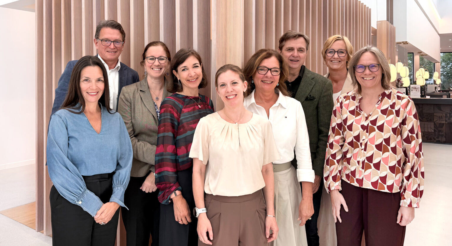 Longevity als zentrales Thema: Geschäftsführerin Elke Müller (g.l.) und die ärztliche Leiterin, Dr. Ulrike Göschl (4.v.r.), brachten hochkarätige Vortragende zu "One Health" ins Retreat & Health Resort Marienkron (Foto: Marienkron)