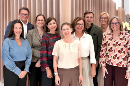 Longevity als zentrales Thema: Geschäftsführerin Elke Müller (g.l.) und die ärztliche Leiterin, Dr. Ulrike Göschl (4.v.r.), brachten hochkarätige Vortragende zu "One Health" ins Retreat & Health Resort Marienkron (Foto: Marienkron)