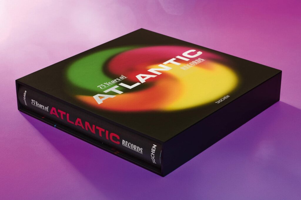 75 YEARS OF ATLANTIC RECORDS: Alle Bilder dieser Story stammen aus dem neuen Buch „75 Years of Atlantic Records“, der ultimativen Chronik des legendären New Yorker Plattenlabels, das auch die 1970er-Jahre maßgeblich musikalisch prägte. 75 Years of Atlantic Records, Hardcover im Schuber, 462 Seiten, EUR 150 www.taschen.com